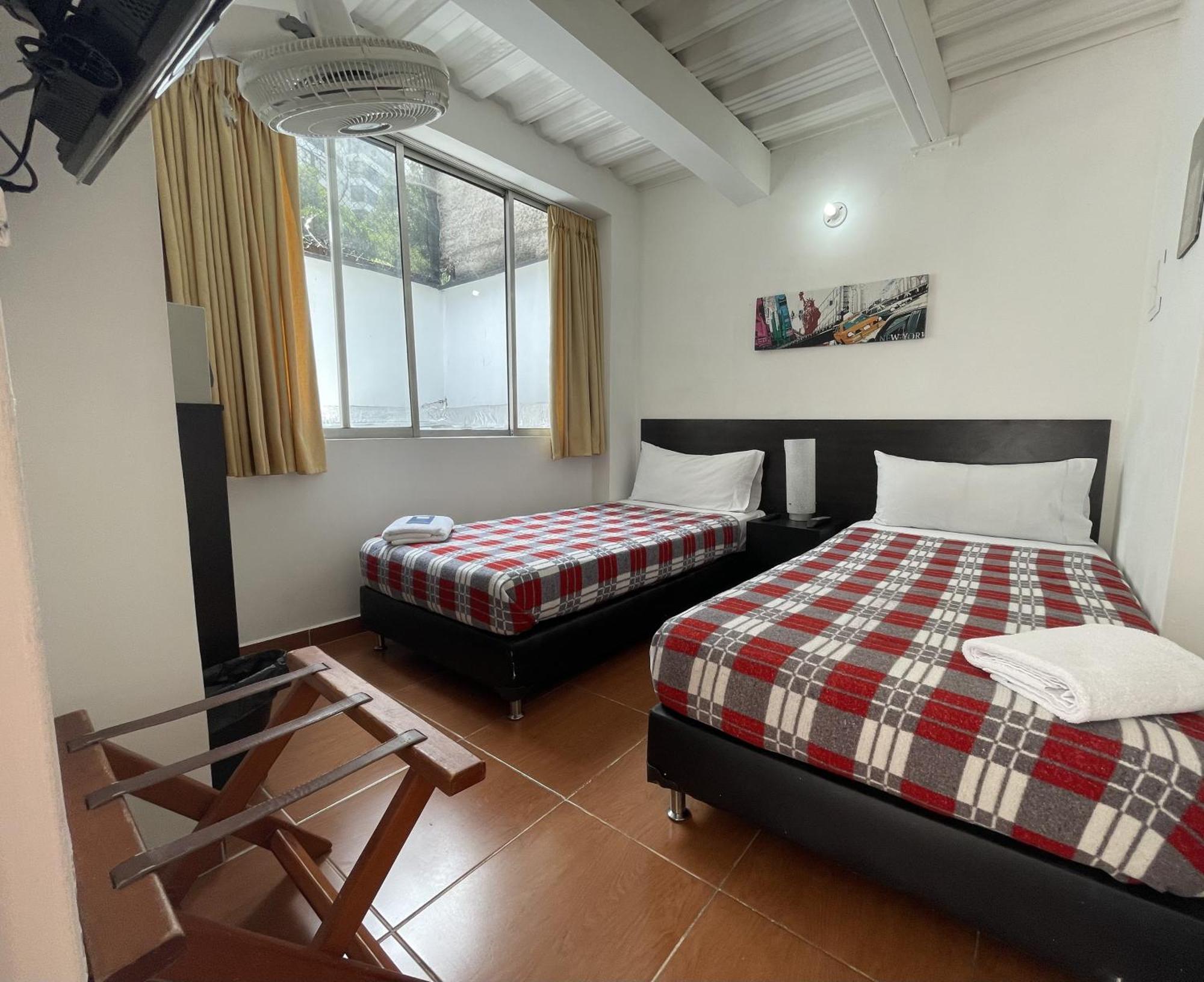 Hostal Lleras Calle 8 Medellín Exterior foto